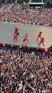 That's right, Taylor Swift's dancer Kam Saunders roared 'Póg mo thóin!' during the Aviva Stadium gig tonight 😂 Follow live updates here: https://tinyurl.com/mvymk45e 🎥 X / @ricrussell363 | Irish Daily Mirror