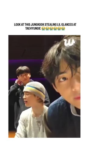 ꜱʜʀᴜᴛʜᴠ on Instagram: "My cutiepie 💓 @thv @mnijungkook ⬇️ 日本利用压电瓷砖将脚步转化为电能。这些瓷砖捕捉来自你脚步的动能。当你行走时，你的重量和动作会对瓷砖产生压力。瓷砖会轻微弯曲，从而产生机械应力。瓷砖内部的压电材料将这种应力转化为电能。每一步都会产生少量电荷，而数百万步结合在一起就能产生足够的电力来驱动 LED 灯、数字显示屏和传感器。在像涩谷车站这样繁忙的地方，每天大约有 240 万个脚步为这一系统作出贡献。这些电能可以被储存或立即使用，从而减少对传统电力来源的依赖，并支持可持续的城市基础设施。这种方法将日常运动转化为实用的可再生能源 #日本 #知识 #事实 你知道吗 推荐 科技 创新 历史 技术 实验 热门"