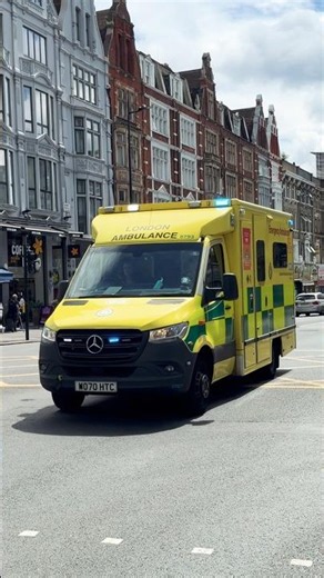 🚨 Just 2 Siren Blasts! London Ambulance Passing By