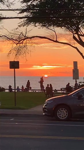 Remembering this beautiful Maui Sunset. I love the silhouettes … family and friends gathered to enjoy the sunset 🧡🌅✨ #maui #kihei #kamaolebeach | A Maui Blog