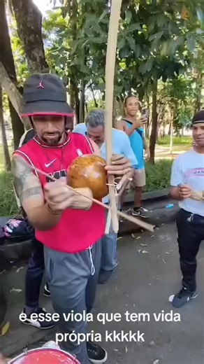 Paulo de barros on Instagram: "O violinha, com um axé extraordinário 🤌 créditos @roda_do_parque . . . . . #viralreels #follow #viral #historia #following"