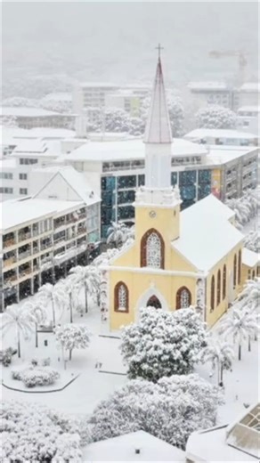 Papeete sous la neige ! La place de la cathédrale Notre-Dame terrain de jeu des enfants. #tahiti