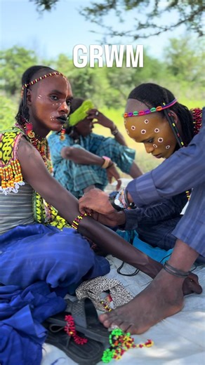 #GRWM Gerewol edition . Preparing makeup for Gerewol is a deliberate and ritualized process, undertaken by Wodaabe men as an essential expression of beauty, identity, and readiness for courtship. The preparation begins with cleansing the face and smoothing the skin, creating a neutral base upon which color and contrast can be precisely applied. This is not hurried grooming; it is a focused, almost meditative act that signals transition from the ordinary to the ceremonial, often performed collect