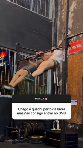 Paty Moura | Ginástica Aplicada ao Fitness on Instagram: "BAR MUSCLE UP – Aproximação do quadril na Barra 🔥 Um dos movimentos mais desejados no CrossFit, o BMU exige mais do que força: requer muita técnica para ser executado com eficiência e segurança. 📍Você consegue aproximar o quadril da barra, mas trava na hora da inversão? Esse é um dos erros mais comuns: Durante essa fase do movimento, além de aproximar o quadril da barra, é essencial ativar o Pull Down. Os ombros devem estar posicionados