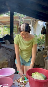 Pelando la verdura para la sopa 🥰 #frijoles #mujer #ElSalvador | Niki Ruballo SV