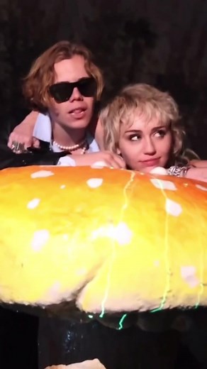 The Kid LAROI y Miley Cyrus unen sus voces al ritmo de “WITHOUT YOU” 🖤 @thekidlaroi @mileycyrus #billboardar #without