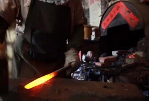 More and more products that were traditionally made by hand are now being made through large-scale mechanized production, but some traditional craftsmen are still sticking to their old occupation. This is how the last #blacksmith in the city of Changchun in China’s Jilin Province works in his workshop. | Trending in China