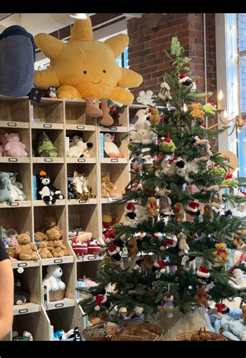 One of my favourite holiday traditions 🎄 📍The Cross #holidayvlog #christmastiktok #christmasdecor #momsoftiktok #fyp