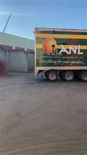 No tipping, no worries – walking floor does the job 🚛🌲