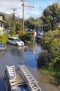 This video shows active street flooding in San Rafael, California, impacting residential roads in low lying neighborhoods that sit near creeks, tidal channels, and undersized storm drain systems. Flooding like this can happen quickly during extreme tide cycles, even when rain has slowed or stopped. What many people don’t realize is that king tides can prevent floodwaters from draining, especially in areas close to the Bay. When tides are at their highest, storm drains and creeks cannot release r