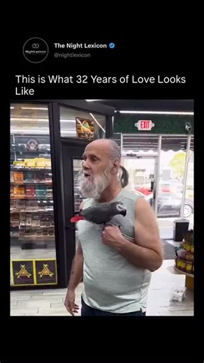 Smartest Bird Ever? 🦜 This 32-year-old African Grey parrot is redefining bird intelligence with its mind-blowing tricks! The video captures the incredible bond between an elderly man and his loyal companion — a bird that’s been with him for more than three decades. This isn’t just a talking parrot… It’s an avian athlete, mimic, and performer. He starts by perfectly imitating a cat meowing and a dog barking, matching the sounds with stunning accuracy. Then comes the moment that shocks everyone: 