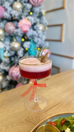 Fancy Mint ® Cafetería | Pastelería ✨ on Instagram: "Delicioso y servido como en casa 😮‍💨🎄🎁 creamos este fancy menú navideño tradicional para todos los que amamos esta época tan linda y llena de felicidad ✨ *Disponible únicamente bajo reserva* Escríbenos al 0987219830 para enviarte toda la información"