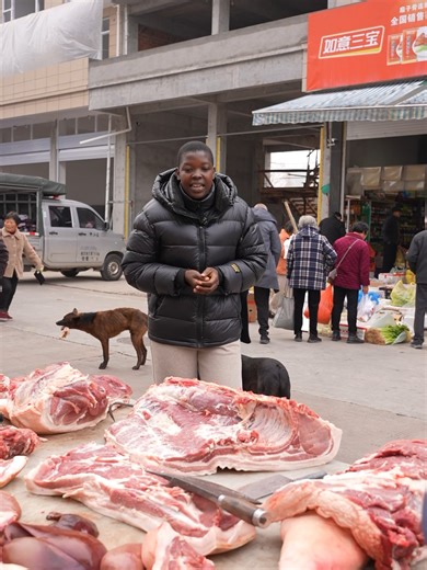 Cold weather is the perfect time to cure salted pork. It’s great for cooking and goes really well with rice.#chinesecooking