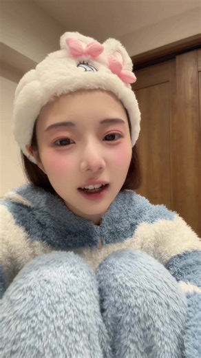 カラオケでの歌唱あるあるとメイクの悩み