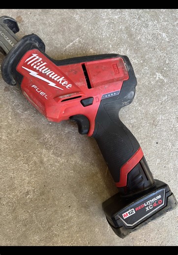 If I need a saw i’m pretty much grabbing this thing first every time! 🤷🏻‍♂️ For one it’s just my beater, so I use it on all the messy jobs…which is most jobs! 😂 But it also just has so much power for how light it is! 👌🏼 What’s your first choice saw? 🤔 @Milwaukee Tool #milwaukeetools #powertools #hackzall #bluecollar #m12