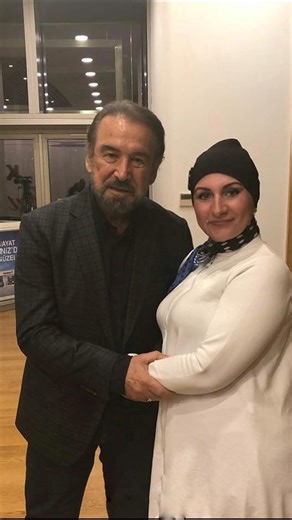 Asya Koşal on Instagram: "Hepimiz Engelliyiz! Gözümüz güzellikleri değil, çirkin olan ne varsa onları görüyorsa, engellilerin yaşadığı zorlukları görmezden geliyorsak, gönül gözümüz kapanmışsa, GÖRME ENGELLİYİZ. Kulaklarımız şarkıya, şiire, sevgi sözlerine kapalı, dedikodu, iftira, kıskançlık, yalan dolana açıksa. DUYMA ENGELLİYİZ. Dilimiz güzel sözler söylemiyor, kem sözler üretiyorsa, yalan söylüyorsa, KONUŞMA ENGELLİYİZ. Adımlarımız iyiliğe, insanlığa, 