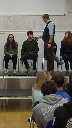 Hvad hedder du?!? #lassekvist #efterskolehypnose #karen #conny #efterskolelivet Fra #hyponoseshow på Flemming Efterskole #flemmingefterskole | Lasse Kvist