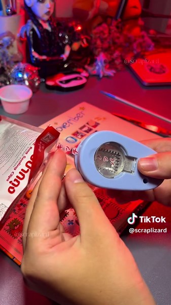 Day 32 a scrap a day 💛 #ascrapaday #junkjournaling #asmr #scrapframe #scrapbooking