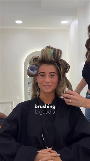 Diana Duarte | Les brushings aux bigoudis est devenu une véritable passion pour moi 🤍 Pour réaliser ce brushing, j’ai utilisé : • AirLight Pro de chez... | Instagram