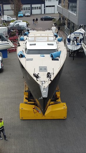 Final commissioning begins for another new 17-metre 𝐂𝐨𝐧𝐭𝐞𝐬𝐭 𝟓𝟓𝐂𝐒 in beautiful dark-tone livery as she takes to the water and receives her rig readying for her onlooking owner’s first outing under sail. 🖤 Yes, we call it 𝘣𝘶𝘪𝘭𝘥𝘪𝘯𝘨 𝘥𝘳𝘦𝘢𝘮𝘴 𝘵𝘰𝘨𝘦𝘵𝘩𝘦𝘳! 💭 | Contest Yachts
