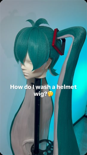 Kiareki_ki on Instagram: "How do I wash a helmet wig?🤔 This video just for fun hhh, we don’t wash a helmet wig actually 😺 #miku #splatoon #wig #kiarekiwig #wigstyling"