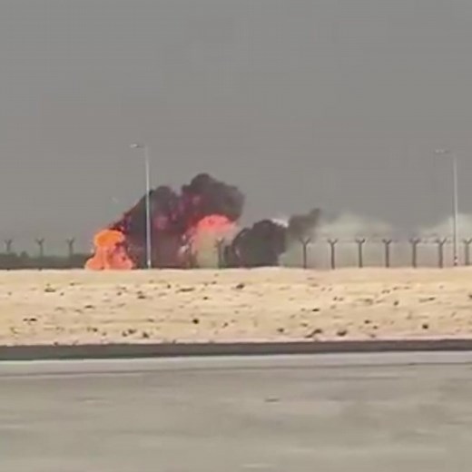 🇦🇪🇮🇳 Un avion de chasse multirôle indien Tejas se serait écrasé lors du programme de vol du Dubai Airshow 2025. C'est ce qu'a rapporté un correspondant de TASS. Selon le programme de vol, à partir de 14h00 (UTC 4), les pilotes du chasseur Tejas de fabrication indienne devaient effectuer une démonstration. Le pilote du chasseur est mort, il n'a pas eu le temps de s'éjecter. Vidéo: Eagle Eye/X/TASS #dubaï #avion #crash | Actualités Géopolitiques