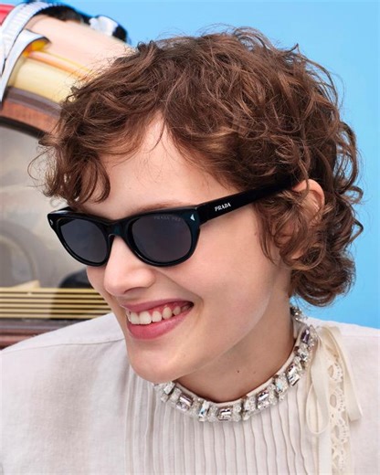 Framing the season in a new light. Prada Eyewear plays its own note in the Prada Holiday 2025 campaign. Where joy, style, and spontaneity converge. Explore the collection: https://tinyurl.com/ycyt4tyu Creative Directors: #MiucciaPrada and #RafSimons Campaign Creative Direction: #FerdinandoVerderi #PradaHoliday #PradaEyewear #PradaGifts #Prada | Prada