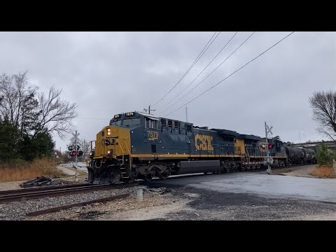 YN3c pair leads M601 (ft. SD70MAC CSX 4554 as DPU) through Lagrange GA. 12/6/2025 1:25 PM