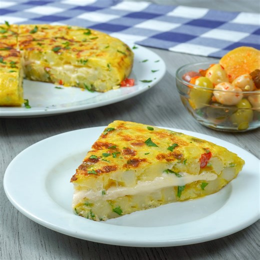 الطورطية الاسبانية هي من أكثر الوجبات لي نحضروها بالبطاطس خصوصا في العشاء .. جد لذيذة، سريعة و سهلة. يمكنكم سلق البطاطس عوض قليها بالنسبة لشرائح الديك الرومي و الجبن هي فقط إضافات عملناها (تبقى اختيارية) | جرب الوصفة