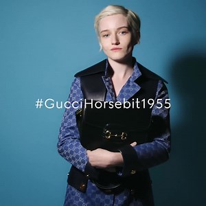 Le sac Gucci Horsebit 1955, réunissant différentes époques en mêlant ses détails d’origine à une silhouette contemporaine, est à l’honneur dans une nouvelle campagne mettant en scène Julia Garner. | Gucci