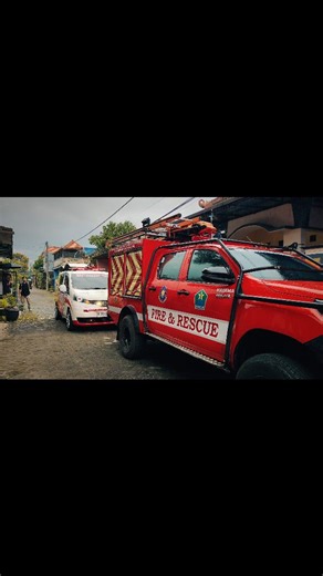 Official Relawan Malang #estehanget on Instagram: "Senin, 2 FEBRUARI 2026 Evakuasi orang terjatuh di kamar mandi Lokasi : Perum Citra Kepuh Raya User kami rujuk ke RS RKZ Dokumentasi terlampir ⬆️ Salam tangguh Salam kemanusiaan 📞 call center ambulans #estehanget 085748449290 #relawanambulance #damkarkotamalang #ambulanmalangraya #relawanambulanceindonesia"