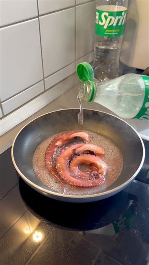Oktopus mit Sprite Pfanne braten sehr lecker 😋 Octopus sprite pan fried 😋 #trendingreelsvideo #fbreelsfypシ゚viralシ | Amy Lynn