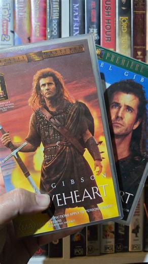 SKREE'S VHS CLUB on Instagram: "Braveheart — an absolute epic on tape. Starring Mel Gibson, this legendary film stormed the Academy Awards, taking home five Oscars, including Best Picture and Best Director. From the sweeping landscapes to the unforgettable battle cries, this is peak ’90s cinema the way it was meant to be watched: grainy, loud, and glorious on VHS. Freedom never looked so good on tape. #VHSNight #Braveheart #90sCinema #VHSCollection #MovieNight"