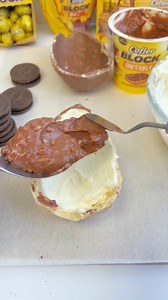 Huevos rellenos BlockNecesitas:- huevo cofler Block miti miti - ⁠crema la Serenísima- ⁠Cofler Block untable - ⁠galletas Cofler rellenas- ⁠huevitos pequeños Cofler Block Preparación:Batimos la crema, rellenamos los huevos con la crema, con el cofler untable y las galletas. Terminamos poniendo otra capa de untable y más crema hasta llenar toda la mitad del huevo, decoramos con rosas de crema, galleta molida y los mini huevitos Block. Disfrutas de esta deliciosa combinación de sabores!!!#cofler #hu