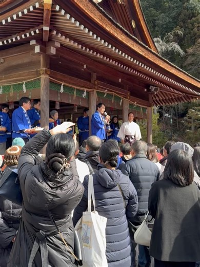 【公式】丹波國一之宮 出雲大神宮 「元出雲」 on Instagram: "延喜式内社 名神大社 丹波國一之宮 旧國幣中社 正一位 元出雲 出雲大神宮 ✴️令和八年（2026） 丙午歳（ひのえうま） 「節分祭福豆まき神事」 ご参拝の御礼！ 亀岡市長 桂川孝裕様よりご挨拶を頂きました 京都パープルサンガ 代表社長 飯野 晃様よりご挨拶を頂きました ✳️ 御参拝の御礼！！ 『 節分祭・祈願札焚上式 』 令和8年2月3日（日） 午前10時30分より〈御本殿・拝殿にて〉 🟣節分は季節の節目の事を指し、立春前の節分は邪気が流行り疫病が蔓延すると言い伝えられ、節分祭は邪気や疫病を祓う祈願とされてきました 🟣節分祭にて使う豆には「魔を滅する」と言われ邪気や厄を祓うと言われており、御祈祷済みの福豆をご参列者に授与いたします ✳️ご参列頂ける方は午前10時頃までに社務所にて受付をお済ませ下さい 福豆まき神事の開始時間は予告無く変更する場合があります 【午前10時30分】 節分祭祭典 （御本殿にて） 【午前11時頃】 拝殿にて「福豆まき神事」＜1回目＞ 【午前11時半頃】 祈願札焚上式（正面表参道・千