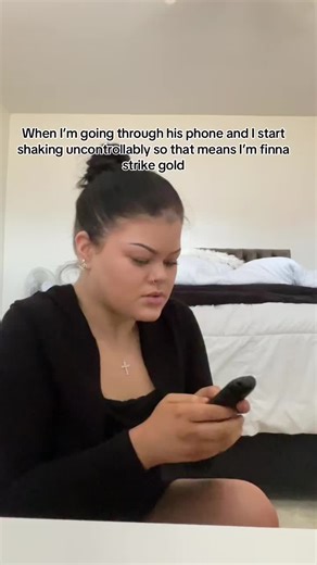 trilljenna (@trilljenna)’s video of Going Through His Phone