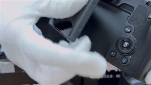 佳能RP高配版搭配是一只RF24-105 F4和一只RF100 2.8微距 成色全部嘎嘎新，还有一个全新未拆的佳能转接环，现在不玩佳能了换富士中画幅了#摄影器