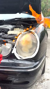 Heute zeigt euch mein Freund der jugoslavische Profi Mechaniker wie er die Scheinwerfer meines Mercedes-Benz W210 E220 CDI mit Hilfe von Feuer zu neuem Leben verhelfen möchte. Wie das ganze ausgeht seht ihr in diesem Video. | Marius RBE