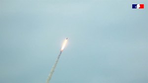 Succès ce matin, à 9h58, du tir d’essai d’un missile balistique stratégique M51 sans charge militaire, conduit par la Direction générale de l’armement. 👉 Le missile M51 équipe les sous-marins nucléaires lanceurs d’engins. 👉 La dissuasion nucléaire française est une stratégie purement défensive dont le but est d’empêcher tout adversaire de porter atteinte aux « intérêts vitaux » du pays. Pour en savoir plus ⤵️ https://www.defense.gouv.fr/actualites/articles/succes-d-un-tir-d-essai-de-missile-m5