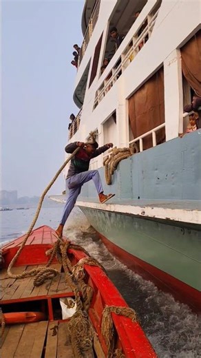 যেভাবে চলন্ত জম জম ৭ লঞ্চে উঠে ট্রলার বাঁধে #shorts #trending #launch