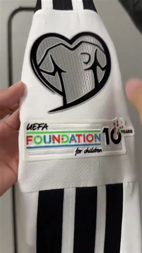 Das deutsche WM-Trikot bewahrt das klassische Design und schreibt den Ruhm auf dem grünen Rasen fort