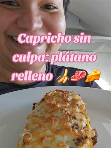 Hoy me preparé un capricho delicioso: plátano maduro relleno de carne de ternera 😋🍌🥩 Porque cuidarme también es disfrutar… sin culpa 💚 Ingredientes: • 1 plátano maduro 🍌 • Carne picada de ternera 🥩 • Cebolla y pimiento 🧅🌶️ • Cilantro fresco 🌿 • Sal, pimienta y comino 🧂 • Queso mozzarella 🧀 Preparación: Primero preparé la carne 👩‍🍳 Sofreí cebolla y pimiento, añadí la carne picada, sal, pimienta y comino. Dejé que se cocinara bien y al final agregué cilantro fresco para darle más sabo