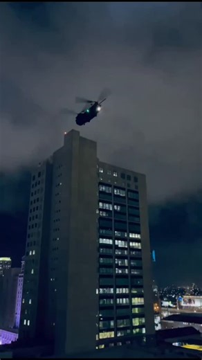 Mighty War on Instagram: "Berdasarkan konferensi pers Presiden Donald Trump tadi malam, bahwa : “Tidak ada pesawat yang hilang, semuanya kembali dengan selamat. Satu helikopter terkena heavy fire, tetapi kami berhasil membawanya kembali.” “Beberapa orang terluka, tetapi tidak ada korban jiwa di pihak kami. Sungguh luar biasa." Dalam operasi khusus Operation Absolute Resolve yang berlangsung pada pukul 02:00 pagi hingga 04:29 waktu Caracas, tercatat ada lebih dari 150 pesawat & helikopter yang te