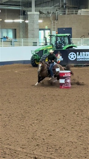 New leader, and it’s no surprise. Taylor Langdon and the stallion KissMyButtGoodbye go to No. 1 in Round 1 of the @Rubybuckle Derby with a 16.011! Head to BarrelRacing.com to read the @SmartPak feature on “Strutter,” and his recent Colorado Classic title.