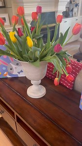 Are your Easter tulips beginning to droop? Drop a penny in the vase and add a little fresh water and within hours, you should see some lift. I didn’t believe it would work so I had to try it for myself! 🌷 My tulips were on their way out when I dropped the penny. And, here we are 2 days later and they are still going strong! 🤗 🌷 Apparently, it’s the copper in the pennies that does the trick. Older pennies have a much higher amount of copper so search through your change for a penny made in 198