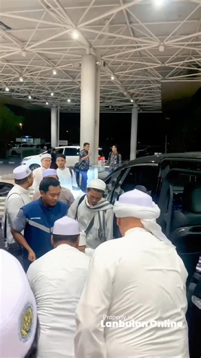 12 reactions | Kunjungan Syekh Ulama dan Pendidik Abdul Aziz Al-Shahawi, Syekh Mazhab Syafi’i Al-Azhar Al-Sharif dan DPR Mesir, Wakil Jendral Tarekat Shahawiyah-Burhamiya, ke kota Jawa Timur (Al-Mubarak Lincoln Institute). | الطريقة الشهاوية البرهامية بإندونيسيا Thariqah syahawiyah burhamiyyah | Facebook