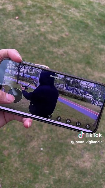 Aguanta el sol y la lluvia. Ponla en tu patio o jardín con toda confianza. Y lo que graba lo guardas directo en la tarjeta, sin pagar extra. ¡Ideal!#secuitycamera #CamaraVigilancia #homegadgets #cámaras #seguridadhogar