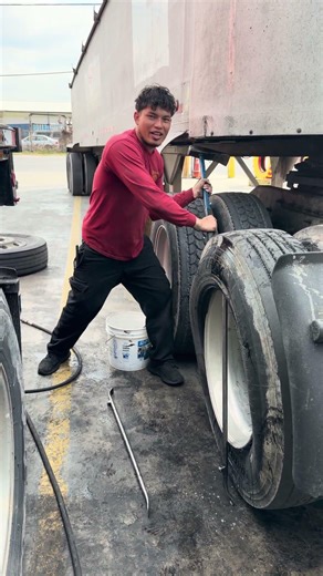 Cómo cambiar una llanta sin espacio de camión fácil #fypシ #foryou #parati