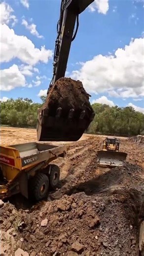 Volvo EC500 getting it done… #farming #automobile #excavator #nature #fail #railway #dumper