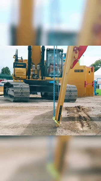 The safest and fastest high arch trench box assembly and disassembly in the world. No one in the line of fire. #thinkinsidethebox #nextleveltrenchsafety #groundworkssafetysystems #trenchsafety